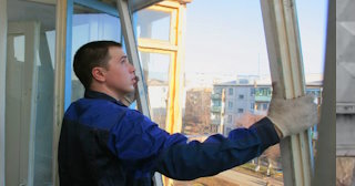 Демонтаж остекления балкона в Барабинске - цена от 561 руб. - Сварной-Ббн
