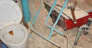 Профессиональный демонтаж перегородки ванной и туалета в Барабинске - от 561 рублей